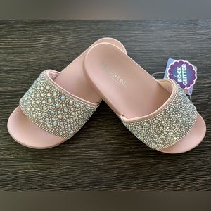Blush colored slide with rock glitter adornment.  Super cute! May run small.